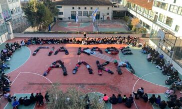 Συγκλονιστική εικόνα: Μαθητές σχημάτισαν με τις τσάντες τους τη φράση «για κάθε Άλκη»