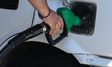 Fuel Pass: Διευρύνονται τα εισοδηματικά κριτήρια – Σύσκεψη υπό τον πρωθυπουργό για τα νέα μέτρα στήριξης