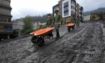 Πλημμύρες στον Ισημερινό: Έφτασαν τους 27 οι νεκροί και τους 53 οι τραυματίες