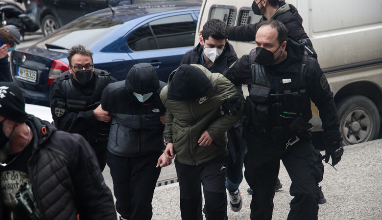 Δολοφονία Άλκη στη Θεσσαλονίκη: Βρισιές και αποδοκιμασίες στους 9 συλληφθέντες έξω από τα δικαστήρια – Δείτε εικόνες