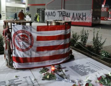 Θύρα 7 – Μνημόσυνο: «Άλκης ζωντανός για πάντα Αρειανός» φώναξαν οι φίλοι του Ολυμπιακού