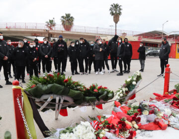 Φόρος τιμής από την ομάδα μπάσκετ του Ολυμπιακού στο μνημείο των θυμάτων της «Θύρας 7»