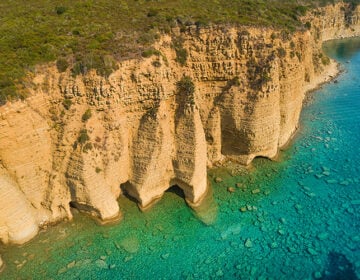 Θεσπέσια θέα από τις «Νορμαδικές» ακτές της Ελλάδας – Πώς θα τις επισκεφτείτε