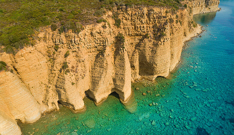Θεσπέσια θέα από τις «Νορμαδικές» ακτές της Ελλάδας – Πώς θα τις επισκεφτείτε