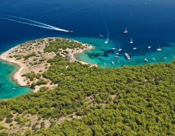 Το νησί δίπλα στην Αθήνα που μοιάζει με Καραϊβική