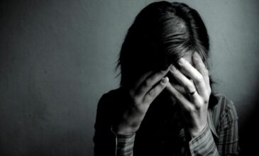 Βούλα: «Φοβάμαι ότι θα ολοκληρώσει αυτό που δεν κατάφερε την πρώτη φορά» λέει θύμα ενδοοικογενειακής βίας