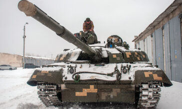 Κρίση στην Ουκρανία: Η Μόσχα αποσύρει μέρος των στρατευμάτων της από τα σύνορα