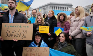 Ουκρανία: «Δεν φοβόμαστε κανέναν» λένε οι πολίτες και υψώνουν σημαίες