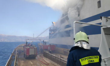 Φωτιά στο «Euroferry Olympia»: Καρέ-καρέ η διάσωση δυο εγκλωβισμένων