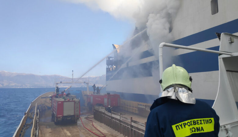 Φωτιά στο «Euroferry Olympia»: Καρέ-καρέ η διάσωση δυο εγκλωβισμένων