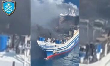 Φωτιά σε πλοίο ανοικτά της Κέρκυρας: Δείτε βίντεο με τις προσπάθειες κατάσβεσης από ψηλά