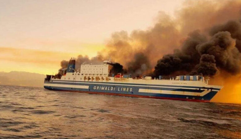 Θρίλερ με το φλεγόμενο πλοίο: Επιχείρηση απεγκλωβισμού δύο ατόμων από το γκαράζ – Συνεχίζονται οι εκρήξεις στο «Euroferry Olympia»
