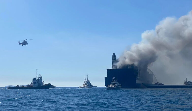 Θρίλερ με το φλεγόμενο πλοίο ανοικτά της Κέρκυρας: Πληροφορίες για 14 αγνοούμενους – Ανάμεσά τους και τρεις Έλληνες