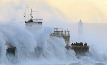 Βρετανία-καταιγίδα Γιούνις: Έκκληση των αρχών προς τους πολίτες να μην πηγαίνουν στις ακτές