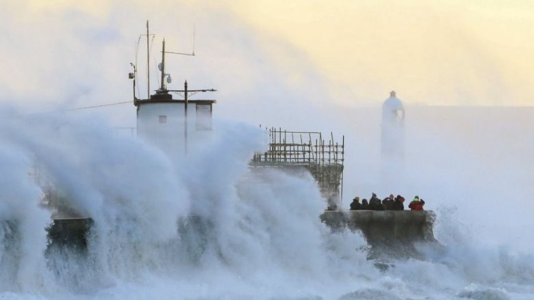Βρετανία-καταιγίδα Γιούνις: Έκκληση των αρχών προς τους πολίτες να μην πηγαίνουν στις ακτές