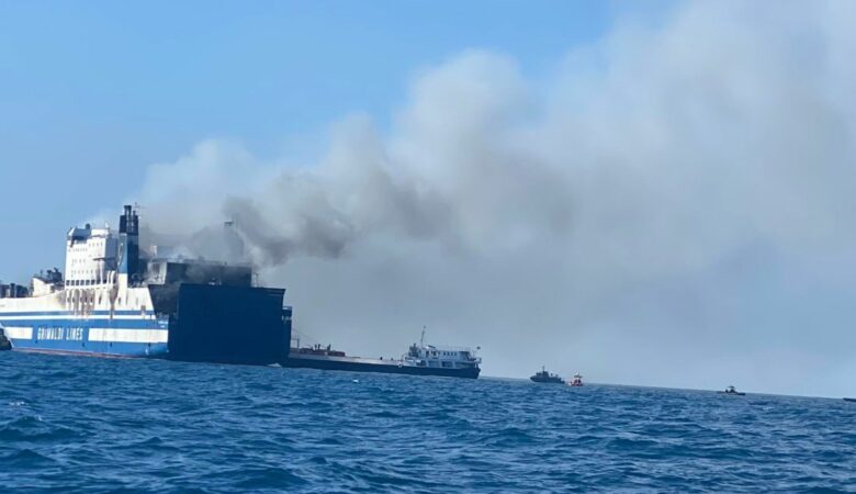 Φωτιά στο «Euroferry Olympia»: Το πλοίο έχει προσδεθεί σε ρυμουλκό και συνεχίζεται η πυρόσβεση – Φόβοι να βυθιστεί