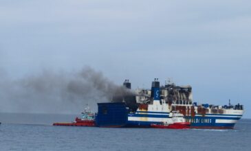 Φωτιά στο πλοίο Euroferry Olympia: Αγωνία για την τύχη των αγνοούμενων – Με δάκρυα στα μάτια οι συγγενείς περιμένουν νέα