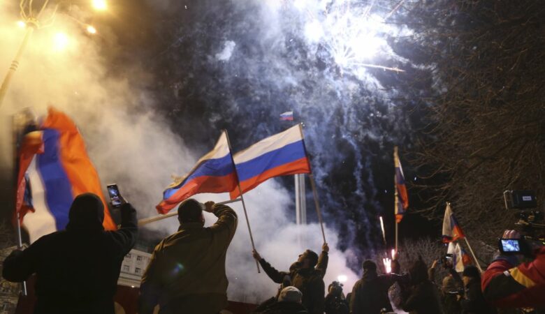 Ιαχές πολέμου στην Ουκρανία: Οι αυτονομιστές πανηγυρίζουν για την αναγνώριση – Αναπτύσσονται οι ρωσικές δυνάμεις