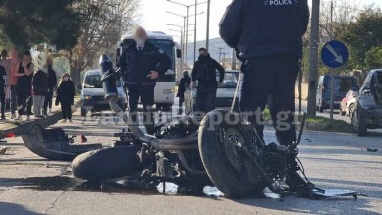 Σοβαρό τροχαίο στη Λαμία: Μηχανή συγκρούστηκε με αυτοκίνητο – Δύο τραυματίες