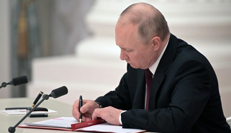 Διάταγμα που επιτρέπει φυλάκιση 30 ημερών για παραβίαση του στρατιωτικού νόμου υπογράφει ο Πούτιν