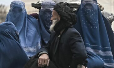 Αφγανιστάν: Οι Ταλιμπάν υποχρεώνουν τις γυναίκες στο δημόσιο να καλύπτουν το κεφάλι ακόμη και με κουβέρτα