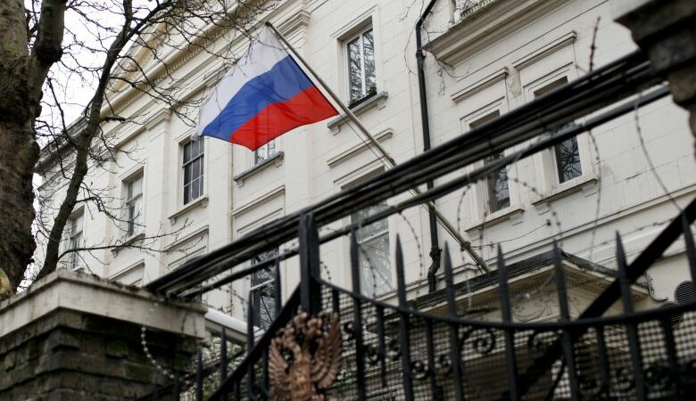 Η Ρωσία απομακρύνει τους διπλωμάτες της από την Ουκρανία