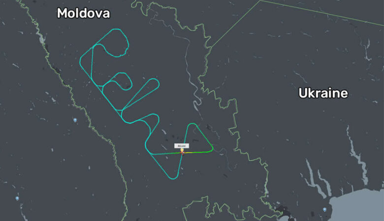 Πιλότος σχημάτισε με την πτήση του τη λέξη «relax» στα σύνορα της Ουκρανίας