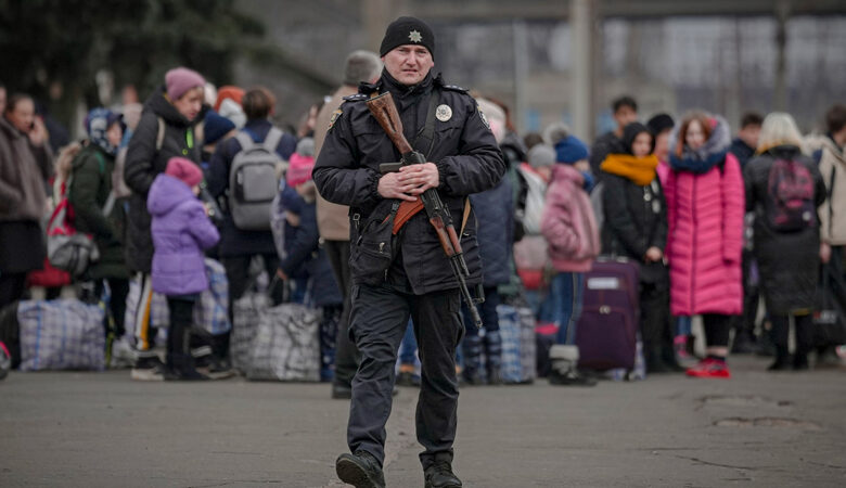 Πόλεμος στην Ουκρανία: Φόβος των κατοίκων στο Κίεβο – Σκληρές μάχες γύρω από την πρωτεύουσα