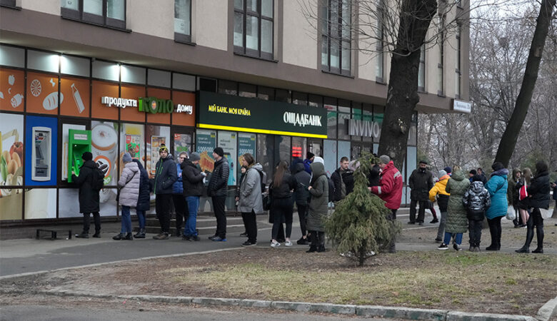 Πόλεμος στην Ουκρανία: Η κεντρική τράπεζα έθεσε όρια στις αναλήψεις μετρητών