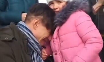 Πόλεμος στην Ουκρανία: Συγκλονίζει το βίντεο του πατέρα που αποχαιρετά την κόρη του για να πάει να πολεμήσει