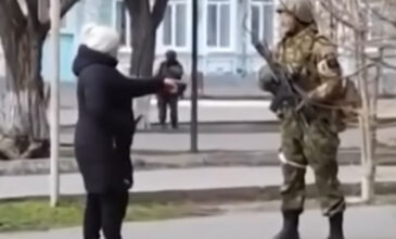 Ουκρανία: Γιαγιά στέκεται αγέρωχη μπροστά σε Ρώσο στρατιώτη – «Τι σκ… κάνετε εδώ;»