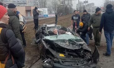 Πόλεμος στην Ουκρανία: Σοκαριστικό βίντεο με τανκ που περνάει πάνω από αυτοκίνητο