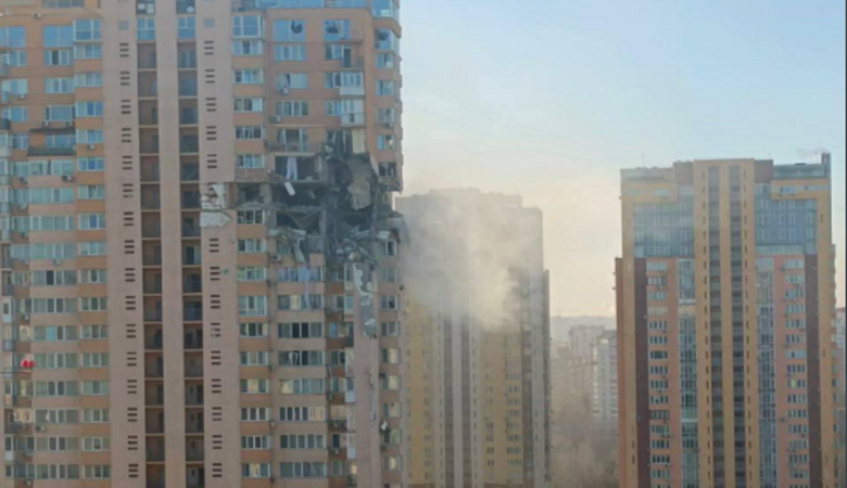 Πόλεμος στην Ουκρανία: Οι ρωσικές δυνάμεις βομβαρδίζουν πολυκατοικίες στο Κίεβο – Τουλάχιστον 198 νεκροί