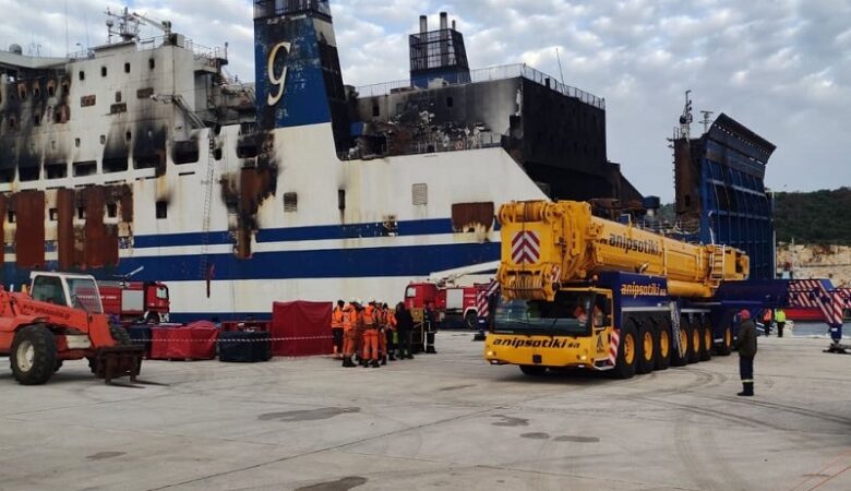 Euroferry Olympia: Συνεχίζεται η επιχείρηση κατάσβεσης στο πλοίο