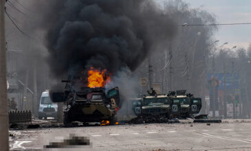 Πόλεμος στην Ουκρανία: Πληροφορίες για δεκάδες νεκρούς από βομβαρδισμό στο Χάρκοβο