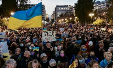 Μεγάλη συγκέντρωση στο Σύνταγμα εναντίον της ρωσικής εισβολής στην Ουκρανία