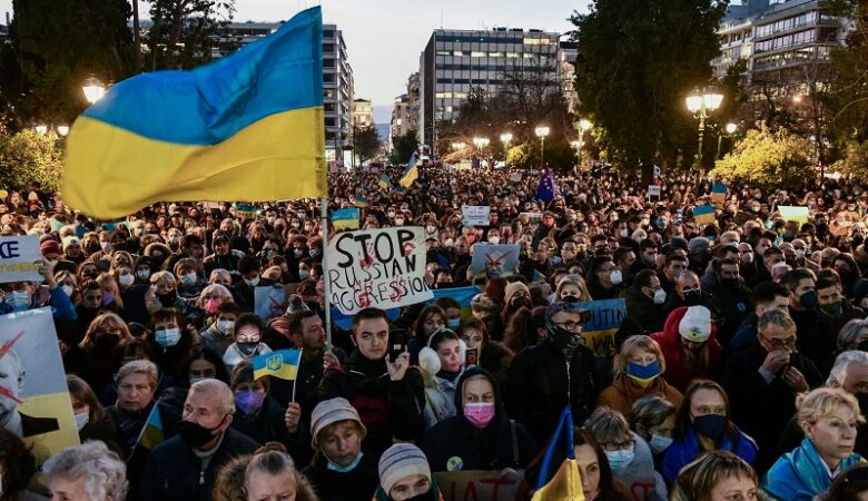 Μεγάλη συγκέντρωση στο Σύνταγμα εναντίον της ρωσικής εισβολής στην Ουκρανία