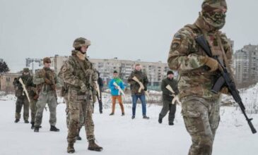 Πόλεμος στην Ουκρανία: Τι είναι το Τάγμα Αζόφ που χρησιμοποιεί σφαίρες που βυθίζονται σε χοιρινό λίπος