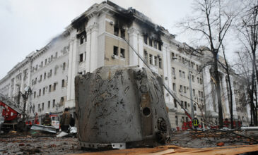 Πόλεμος στην Ουκρανία: Σώοι βγαίνουν πολίτες από το θέατρο που βομβαρδίστηκε στη Μαριούπολη – «Το καταφύγιο άντεξε»
