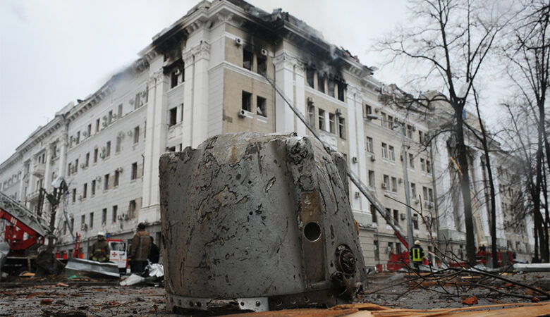 Πόλεμος στην Ουκρανία: Σώοι βγαίνουν πολίτες από το θέατρο που βομβαρδίστηκε στη Μαριούπολη – «Το καταφύγιο άντεξε»