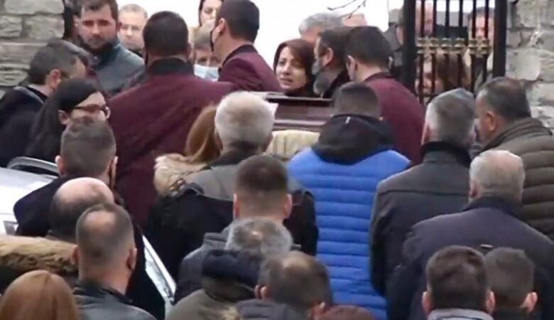 Δολοφονία 40χρονης στη Θεσσαλονίκη: Θρήνος και οργή για τον δράστη στην κηδεία της