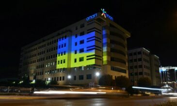 Στα χρώματα της ουκρανικής σημαίας φωτίστηκαν τα κεντρικά γραφεία του ΟΠΑΠ