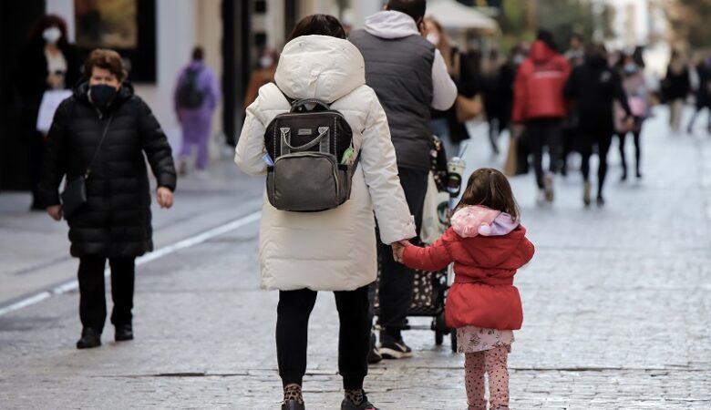 Μειώνεται ο πληθυσμός γυναικών σε αναπαραγωγική ηλικία στην Ελλάδα
