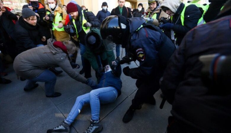 Ρωσία: Εκατοντάδες συλλήψεις σε διαδηλώσεις κατά της εισβολής στην Ουκρανία