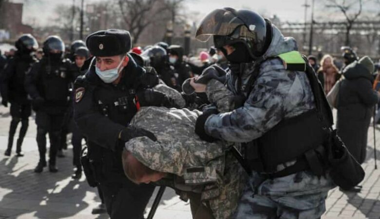Ρωσία: Τουλάχιστον 5.000 συλλήψεις σε αντιπολεμικές διαδηλώσεις