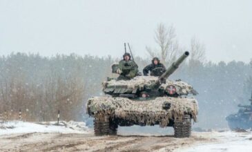 Πόλεμος στην Ουκρανία: Πυρά από ρωσικά άρματα μάχης στο αεροδρόμιο Μικολάιφ