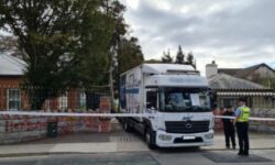Φορτηγό έπεσε στην είσοδο της ρωσικής πρεσβείας στο Δουβλίνο – Δείτε το βίντεο