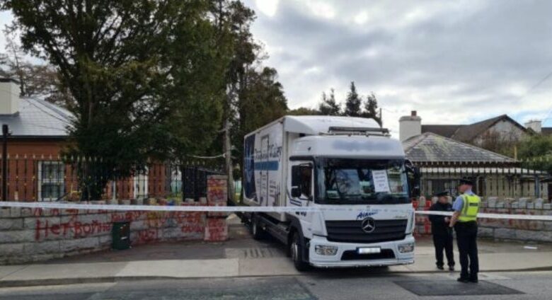 Φορτηγό έπεσε στην είσοδο της ρωσικής πρεσβείας στο Δουβλίνο – Δείτε το βίντεο