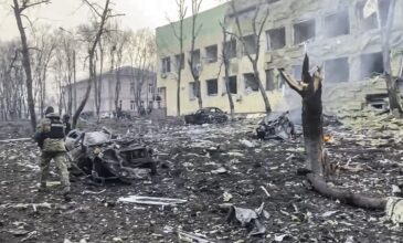 Πόλεμος στην Ουκρανία: Δραματική κατάσταση στην Μαριούπολη – Θάβουν σε ομαδικούς τάφους τους νεκρούς