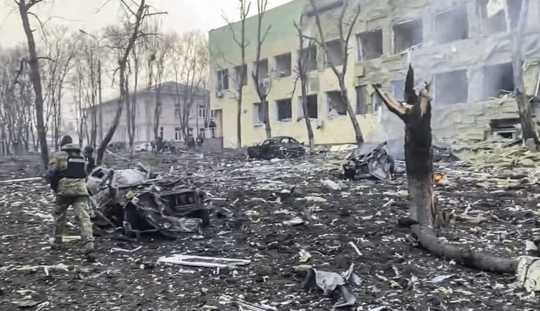 Πόλεμος στην Ουκρανία: Δραματική κατάσταση στην Μαριούπολη – Θάβουν σε ομαδικούς τάφους τους νεκρούς